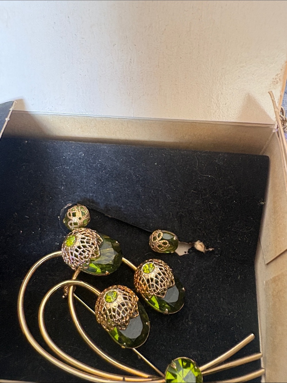 Gold-Tone Earrings with Green Crystal Drops Sara Coventry 6326